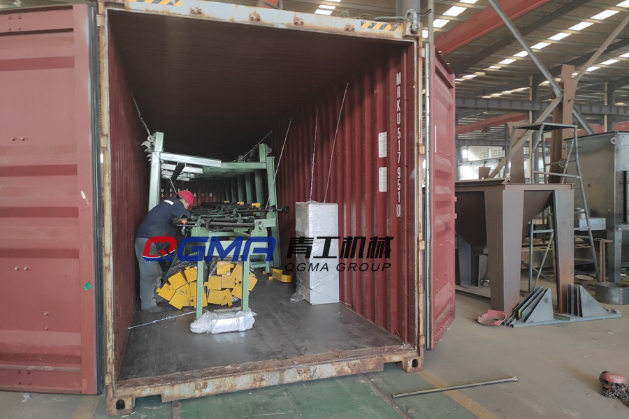 青工機械鋼管拋丸機自動上下料裝置裝箱發往印尼